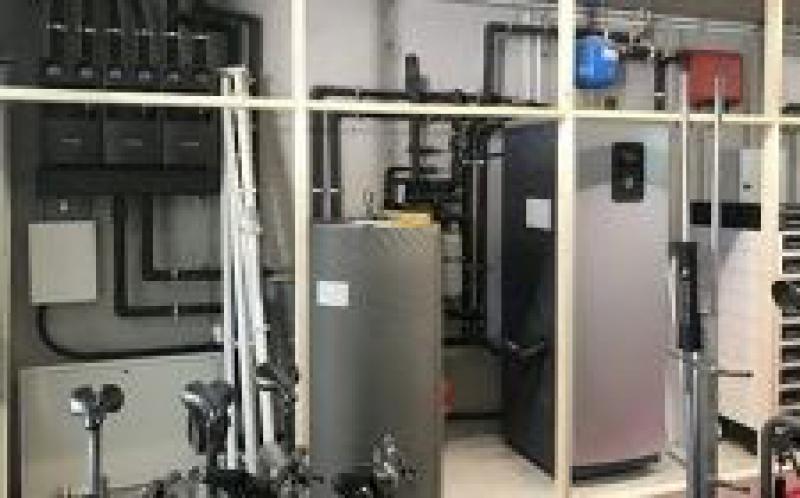 獨(dú)立式住宅，配有太陽能電池和地?zé)峥照{(diào)