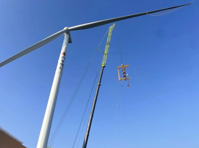 國家電投廣西防城港東興江平15萬千瓦風電項目完成首臺機組吊裝